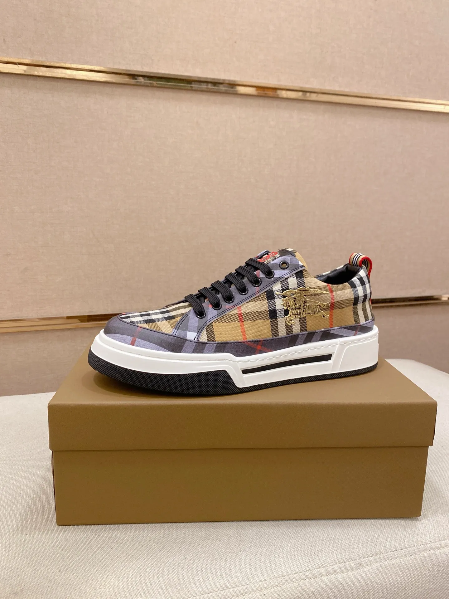 Men's shoes 💰: 420💰🇮🇹🇮🇹BURBERRY's top purchasing agents are available simultaneously at the counter. 🔍🔍On sale at the same time. Positive code number: 38-44 Italian imported first-layer cowhide with fabric. Fully imported sheepskin lining, sole: the original sole is specially provided by the original factory, the exclusive movable molded sole is super comfortable, the original factory follows the order, 🔍🔍high quality, you can go in and out of the counter at will, welcome to compare. Can be customized. 45 non-refundable